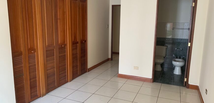 ZONA 14 , ALQUILER DE APARTAMENTO , EXCELENTE UBICACION EDIFICIO LA BOHEMIA ( 3 dormitorios )